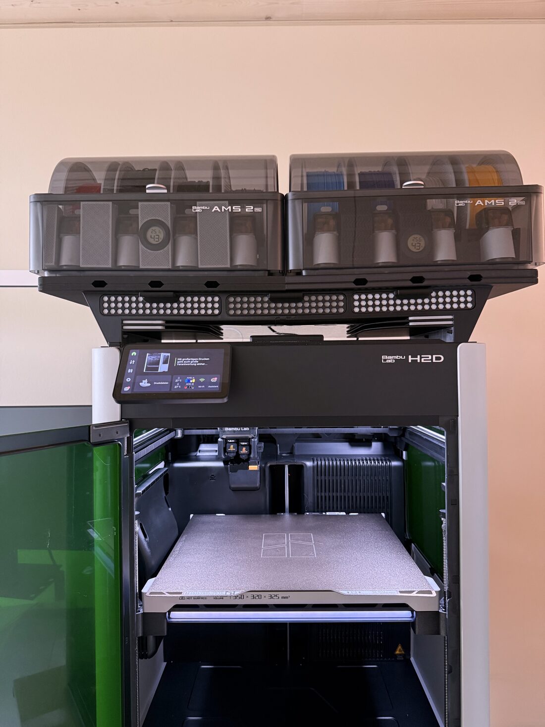 BambuLab H2D mit zwei AMS-2-Pro-Einheiten in der Werkstatt in Heilbronn